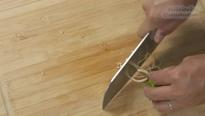 Wash and finely chop the coriander root.
