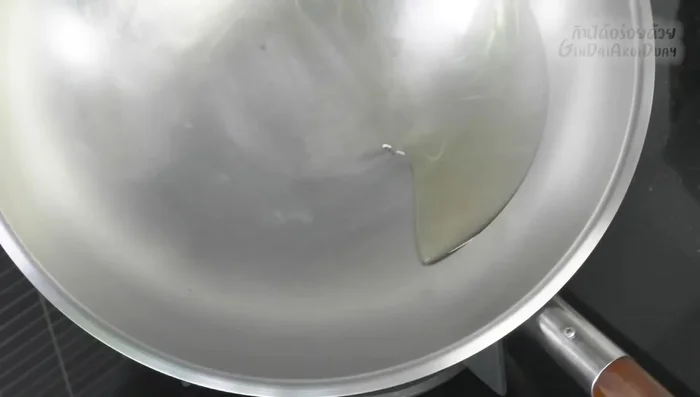 Heat oil in a pan. Add the blended garlic, shallots, and coriander mixture, stir-fry until fragrant.
