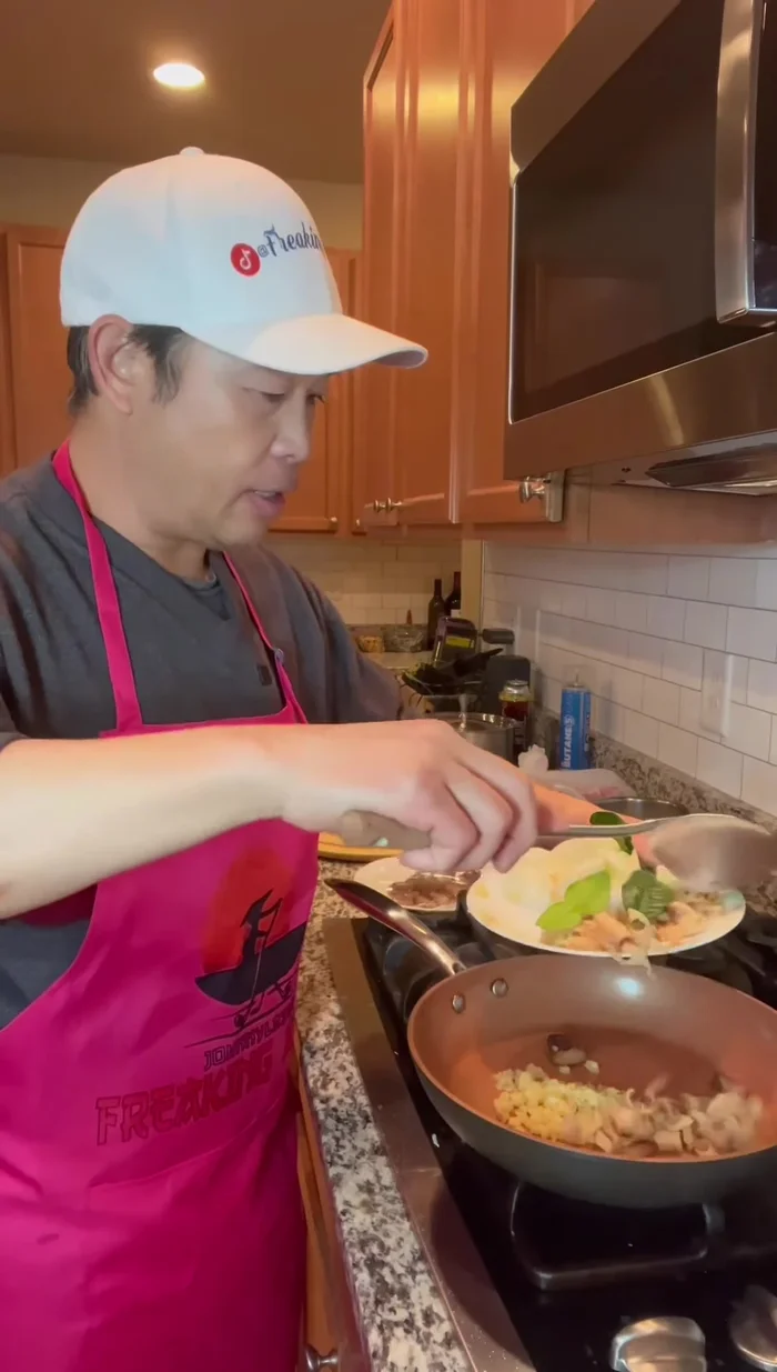 Stir-fry aromatics: Heat oil in a wok/frying pan. Add garlic, ginger, and lemongrass. Cook until softened.