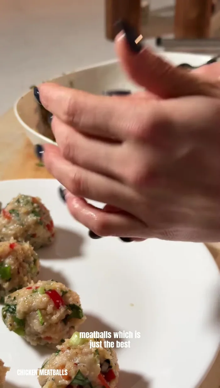 Brown the meatballs: Brown the meatballs on both sides in a frying pan.