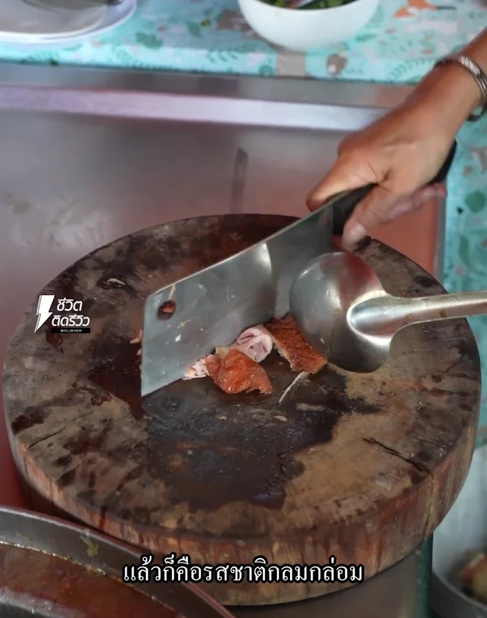 Prepare the beef broth and noodles separately. A rich and flavorful beef broth is needed, ideally with tendons for extra richness.
