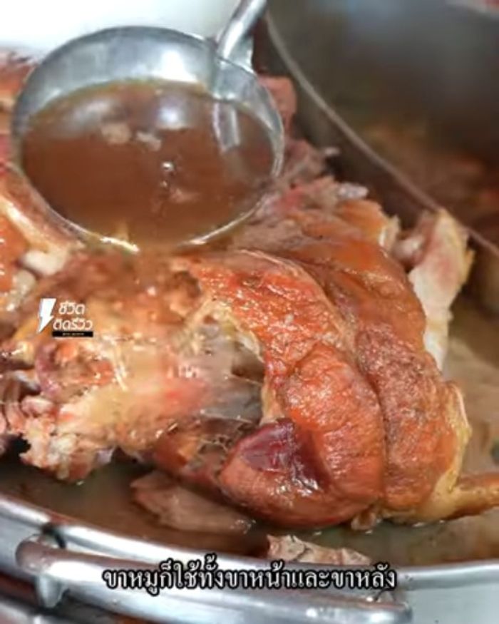 Prepare the pork legs. Use both front and back legs, but be mindful that front legs are preferred by many.