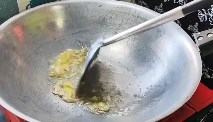 Heat oil in a pan. Add minced garlic and stir-fry until golden and fragrant.