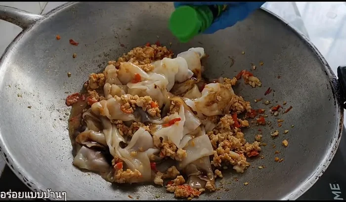 Add the wide noodles and seasoning (light soy sauce, oyster sauce, soy sauce, and granulated sugar). Stir-fry until well combined.