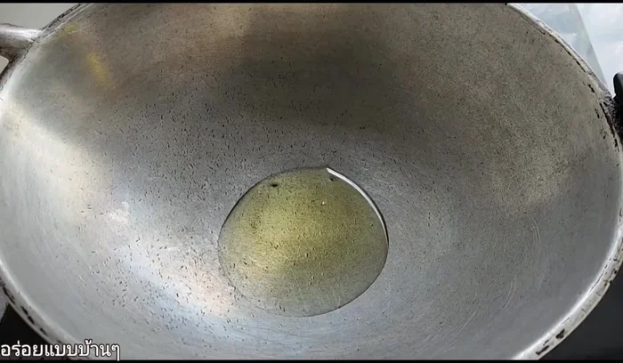 Heat a little oil in a pan. Add the pounded chili and garlic and stir-fry until fragrant.