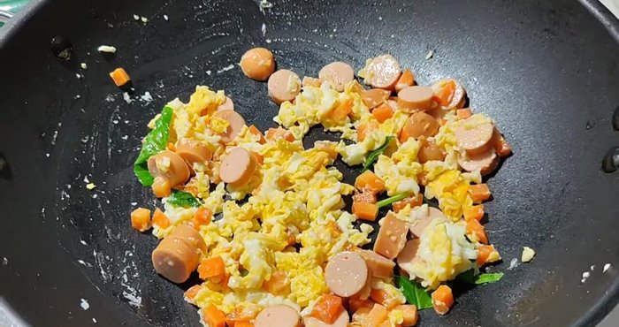 Add the cooked rice and stir-fry.
