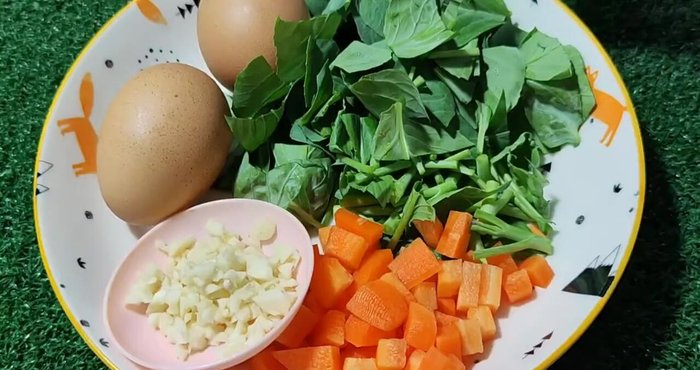 Dice the carrot and chop the kale into bite-sized pieces. Mince the garlic.