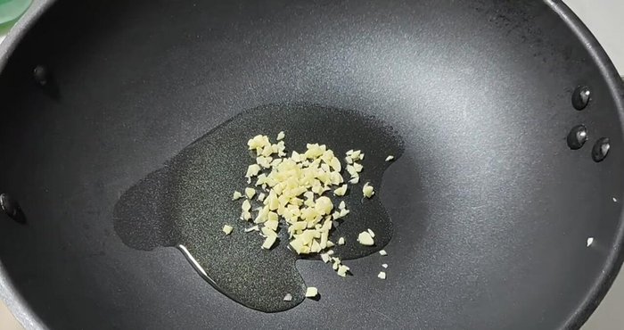 Heat a pan with a little oil. Add minced garlic and stir-fry until fragrant.