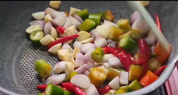 Roast the chopped ingredients over medium heat until cooked.