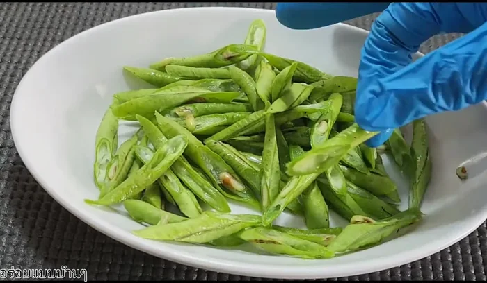 Cut yardlong beans into long, slanted sticks.
