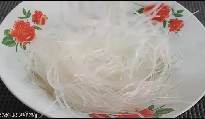 Soak glass noodles in water.