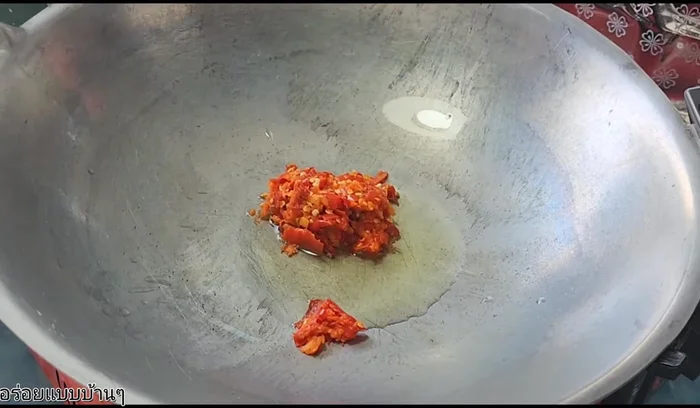 Heat a pan and add oil. Stir-fry chili and garlic until fragrant.