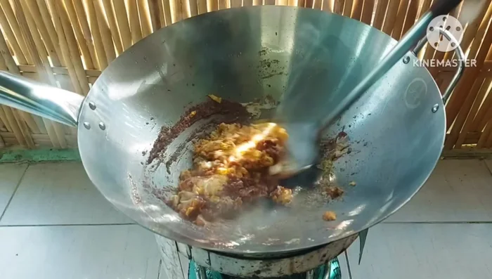 Mix the eggs with the shrimp paste.