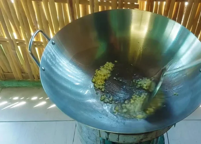 Fry garlic in oil until slightly yellow and fragrant.