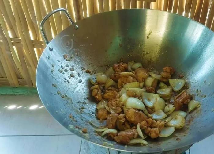 Before turning off the heat, add the chopped red pepper and spring onions. Stir-fry again.