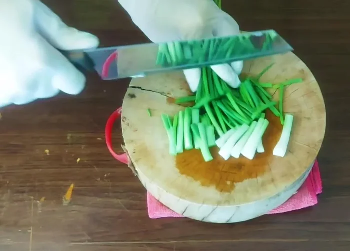 Cut spring onions into sections. Cut the pieces to your desired length.
