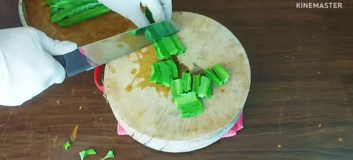 Cut off the top and bottom of the winged beans and cut them into bite-sized pieces.