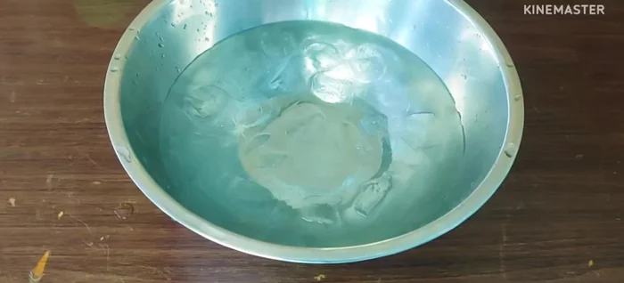 Immediately transfer the blanched winged beans to ice water to keep them crispy.
