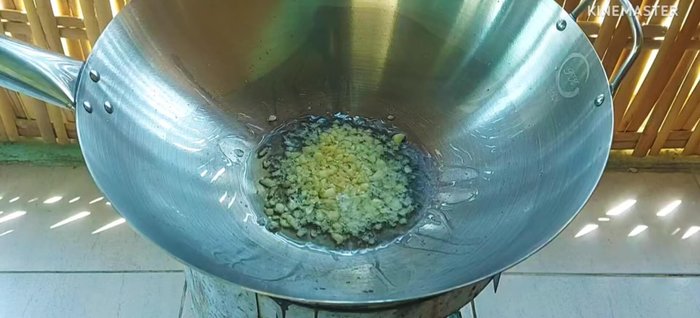 Stir-fry minced garlic in oil until fragrant and yellow.
