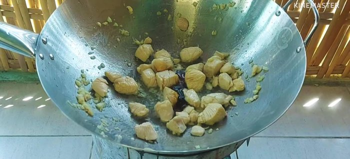 Season the chicken with oyster sauce, white soy sauce, sugar, and seasoning powder to taste.