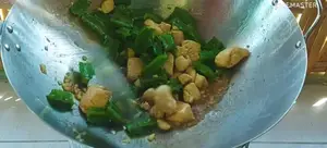 Stir-Fried Chicken with Winged Beans: Easy & Tasty Recipe