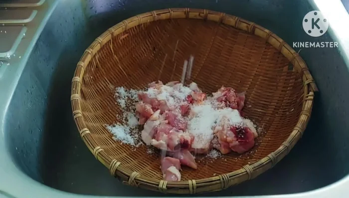 Clean the chicken thoroughly. Add salt and mix it all over the chicken.