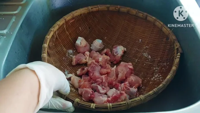 Chop the chicken legs into small pieces. Use chicken breast and chicken skin.