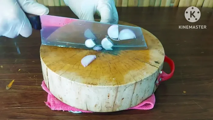 Prepare the shallots, lemongrass, and garlic. Do not slice them too thinly. Cut them into small pieces.