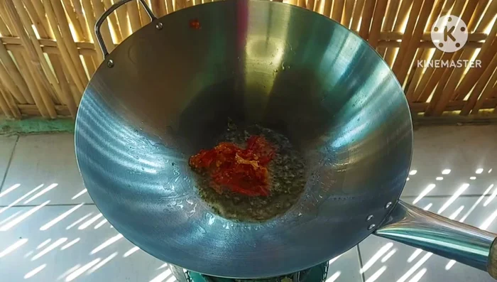 Stir-fry chili and garlic paste in oil until fragrant.