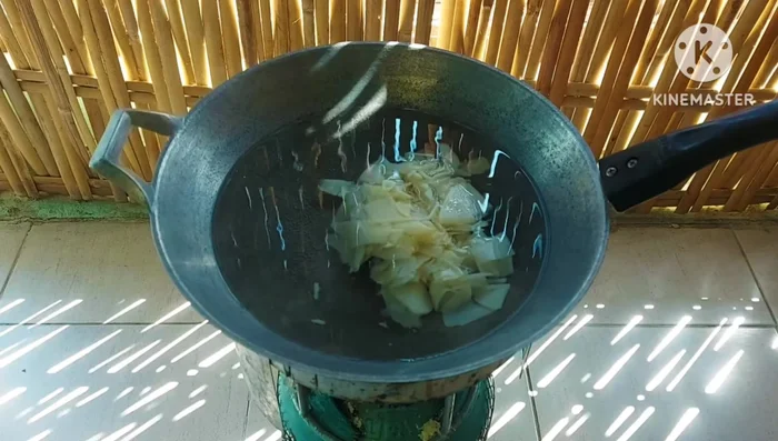 Blanch bamboo shoots in boiling water to reduce sourness.