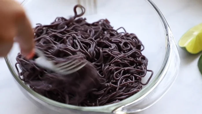 Add cooked noodles and prepared vegetables to a large bowl.