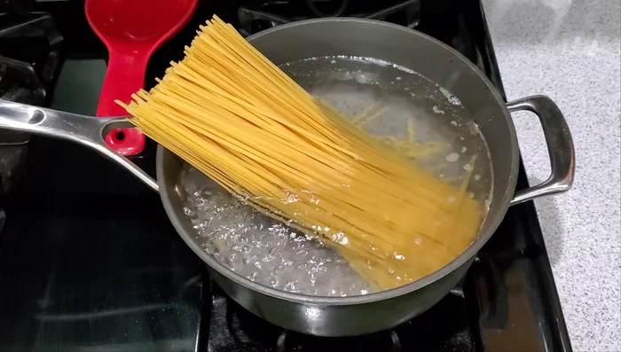 Boil water in a pot. Add noodles and cook according to package instructions (about 10 minutes).
