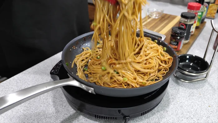 Garnish with sesame seeds and chopped green onions. Add other desired ingredients such as carrots or peanuts.