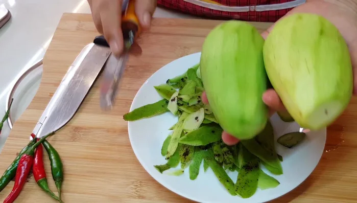 Remove the skin from the mangoes. Wash the mangoes.