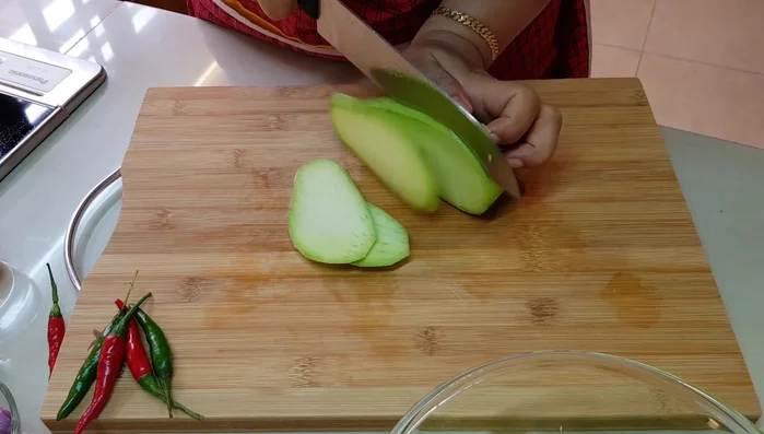 Slice the mangoes. Avoid chopping from the top as it's dangerous.