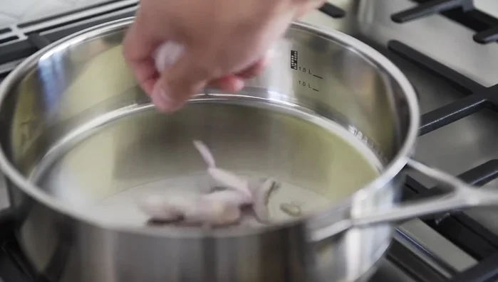 Heat olive oil in a skillet and sauté shallots for 2 minutes (108.64). Add broccoli and carrots, sauté for 2 minutes (111.689).