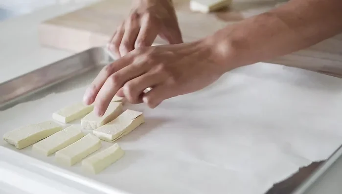Place tofu on a baking tray with parchment paper and bake for 25 minutes (53.5).