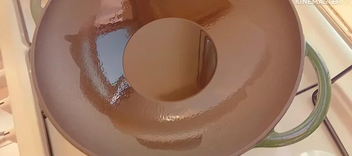 Heat oil in a wok and fry the scrambled eggs.