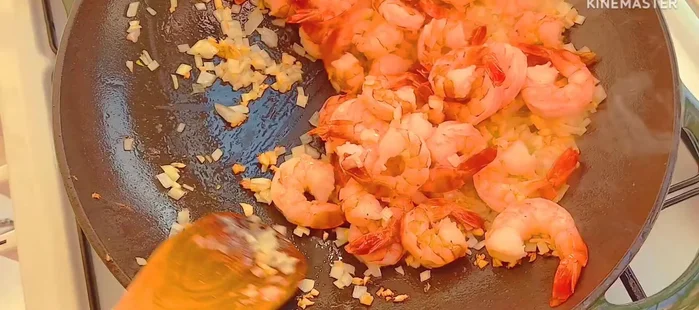 Add shrimp and pepper, stir-fry briefly.