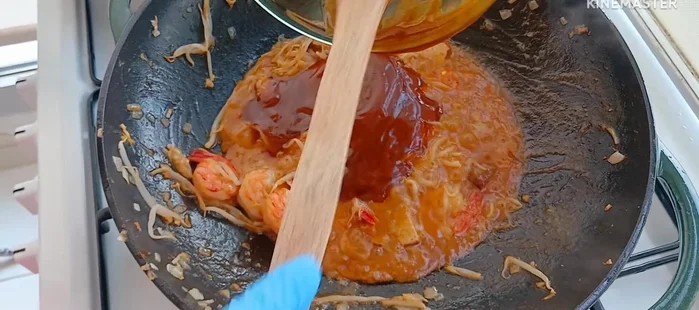 Add the remaining half of the Pad Thai sauce.