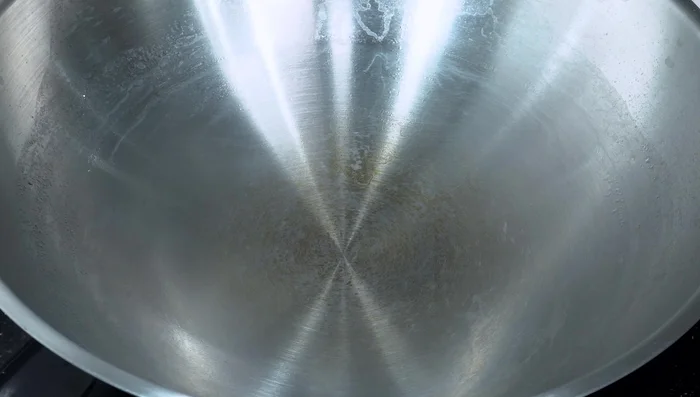 Heat the wok/pan and add oil. Add the pounded chili mixture and stir-fry until fragrant.