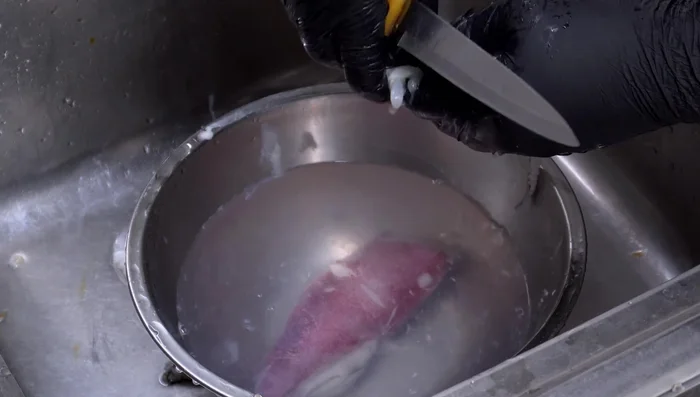 Prepare the squid: Clean the squid thoroughly, remove the head and intestines, and peel off the skin. Cut into bite-sized pieces.