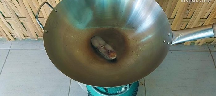 Fry the salted fish until fragrant. Wash thoroughly and pat dry before frying to reduce saltiness.