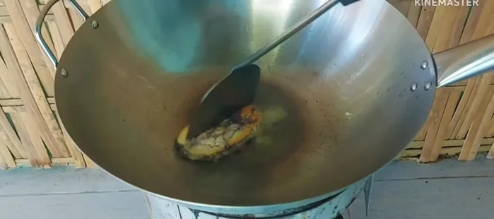 Shred the cooked salted fish into small pieces. Remove any bones.