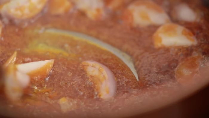 Add shallots, garlic, and yellow soybean paste to the caramel, stirring well.