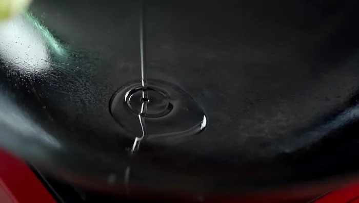 Heat oil in a wok. Add pork mince and cook until browned.