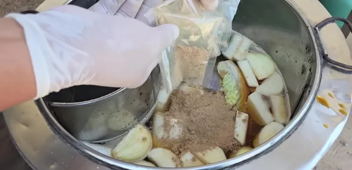 Add the pre-cooked braised pork.