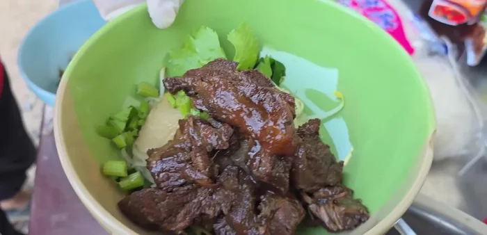 Garnish with fried garlic, celery, spring onions.