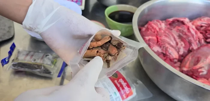 Roast palo, garlic, coriander seeds, black pepper, coriander roots, and chives until fragrant.