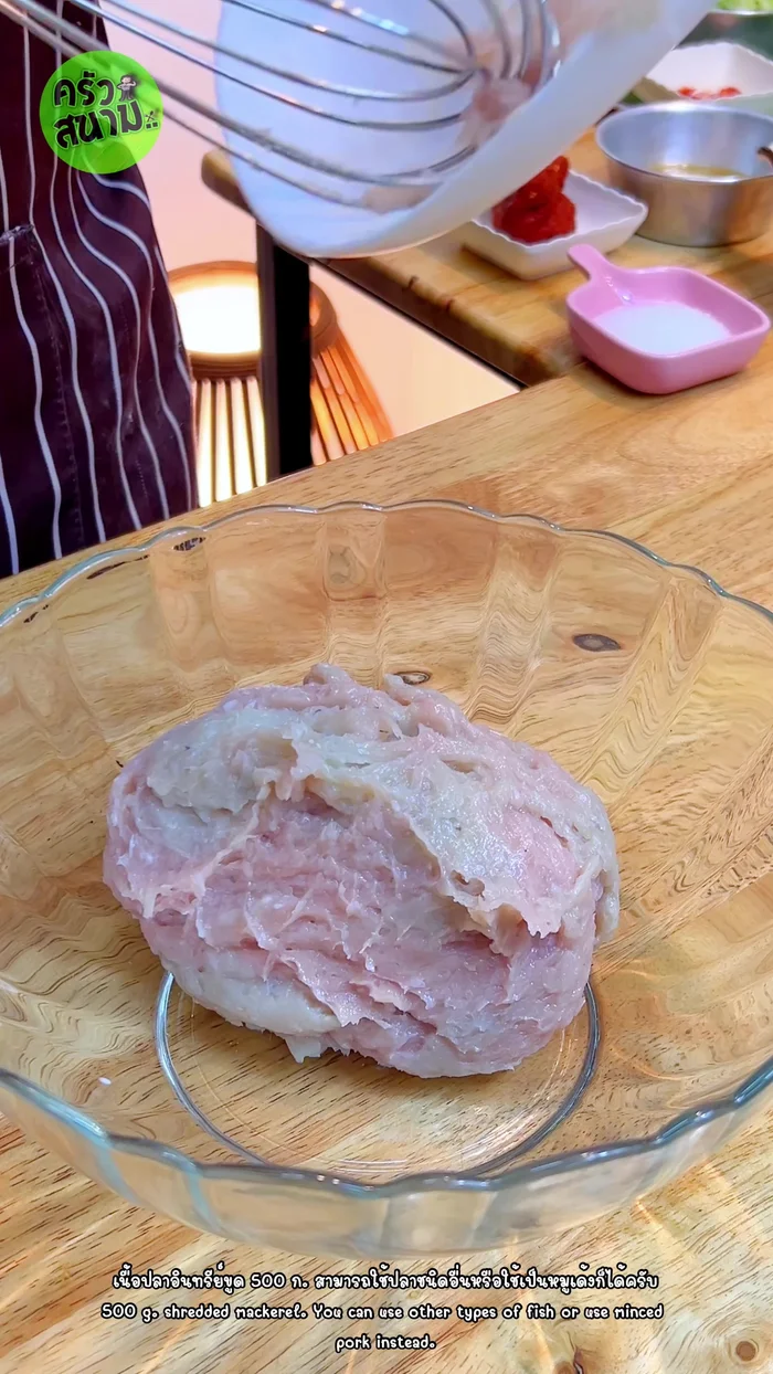 Prepare the fish curry: Mix 500g shredded fish, 2 tbsp red curry paste, 1 egg, 1 tbsp sugar, and 1.5 tbsp fish sauce. Gradually add 500ml coconut milk and whisk until smooth.